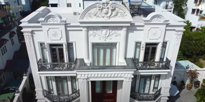 Các đường nét phào chỉ mang đậm nét cổ điển nhưng màu sắc không quá bắt mắt. Ảnh chụp màn hình NhaTo