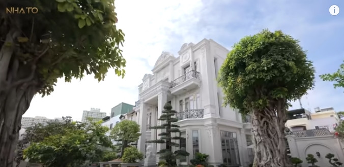 Mới đây, kênh YouTube NhaTo giới thiệu một căn biệt thự không quá đồ sộ nhưng nằm trên khu đất rộng hơn 4.000m2 giữa Sài Gòn. Ảnh chụp màn hình NhaTo