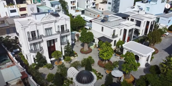 Đáng chú ý, căn nhà không cao, chỉ gồm 2 tầng. Nổi bật nhất là khu vườn với nhiều loại cây bonsai đẹp mắt và vô cùng giá trị. Ảnh chụp màn hình NhaTo