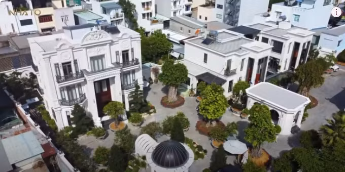 Đáng chú ý, căn nhà không cao, chỉ gồm 2 tầng. Nổi bật nhất là khu vườn với nhiều loại cây bonsai đẹp mắt và vô cùng giá trị. Ảnh chụp màn hình NhaTo