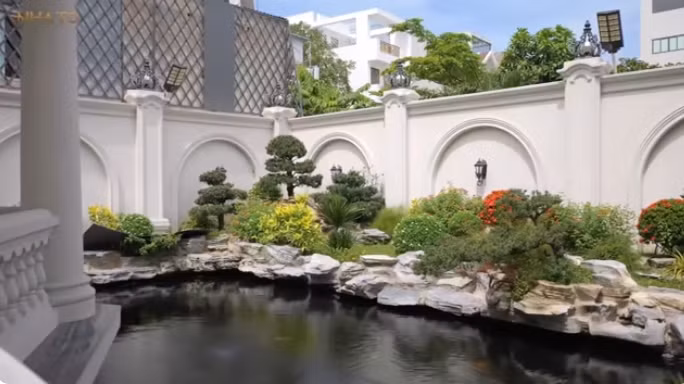Phía sau nhà có hồ cá Koi mang hơi hướng Nhật Bản. Ảnh chụp màn hình NhaTo