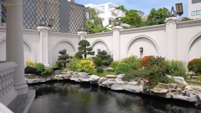 Phía sau nhà có hồ cá Koi mang hơi hướng Nhật Bản. Ảnh chụp màn hình NhaTo