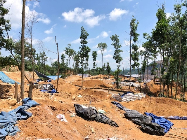 Tuy nhiên, cuối năm 2018, Công ty TNHH khai thác vàng Bồng Miêu bị phá sản. Theo đó, mỏ vàng không được quản lý chặt chẽ nên người dân từ nhiều nơi kéo về khai thác. Ảnh: Suckhoedoisong