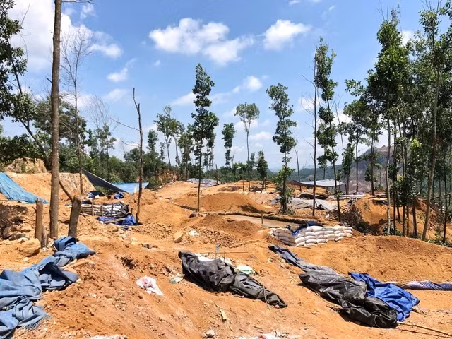 Tuy nhiên, cuối năm 2018, Công ty TNHH khai thác vàng Bồng Miêu bị phá sản. Theo đó, mỏ vàng không được quản lý chặt chẽ nên người dân từ nhiều nơi kéo về khai thác. Ảnh: Suckhoedoisong