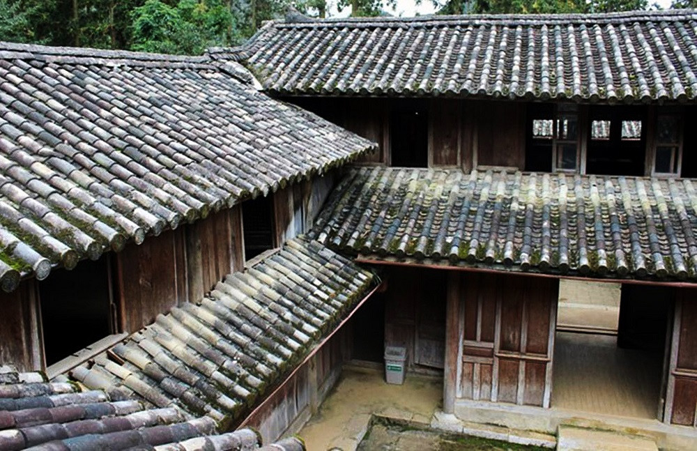 Tường nhà bằng đá xanh, mái vách làm bằng gỗ thông, ngói bằng đất nung. Ảnh: Mia