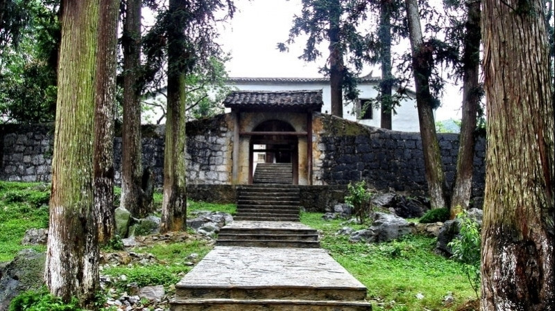 Khu dinh thự được xây trên một gò đất hình mai rùa. Tất cả xung quanh gò đất được bao phủ bởi dãy núi Đồng Văn hùng vĩ. Ảnh: Internet