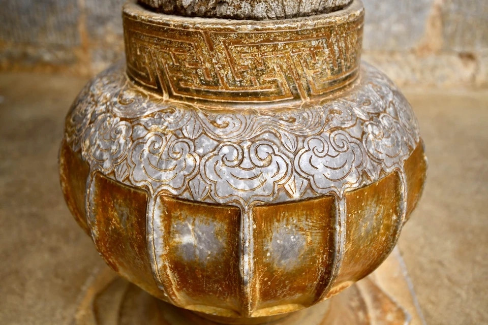 Chân cột đá với biểu tượng hoa anh túc trong dinh thự họ Vương được mài với hơn 900 đồng bạc hoa xoè (đồng bạc Đông Dương, tương đương với một tỷ đồng hiện nay). Ảnh: Znews