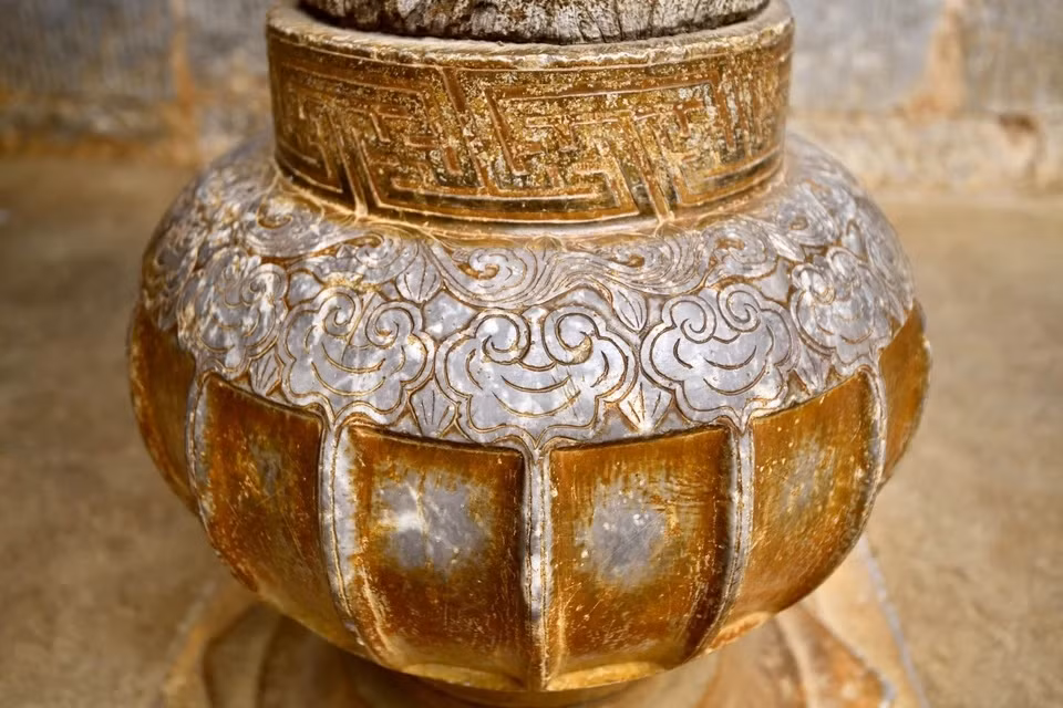 Chân cột đá với biểu tượng hoa anh túc trong dinh thự họ Vương được mài với hơn 900 đồng bạc hoa xoè (đồng bạc Đông Dương, tương đương với một tỷ đồng hiện nay). Ảnh: Znews