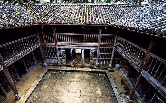 Giữa các dãy nhà gỗ 2 tầng khép kín là khoảng sân rộng lát gạch. Ảnh: Anninhthudo