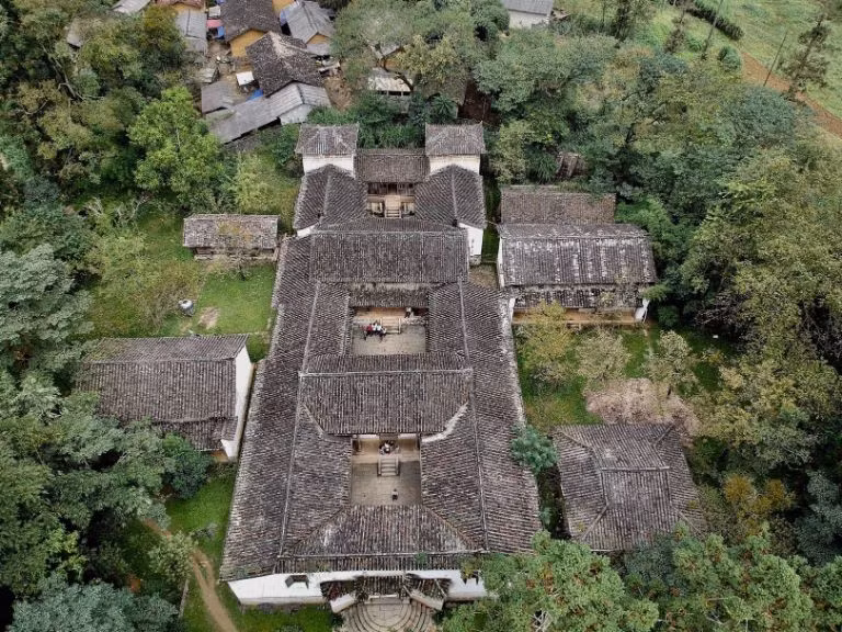  Dinh thự Vua Mèo (hay Dinh thự họ Vương) tọa lạc tại thung lũng Sà Phìn, xã Lũng Phìn, huyện Đồng Văn, tỉnh Hà Giang. Đây là công trình lớn được xây dựng từ cuối thế kỉ 19 mang nét kiến trúc độc đáo kết hợp của nhiều nền văn hóa cũng như những câu chuyện bí ẩn xung quanh. Ảnh: Phunuthudo