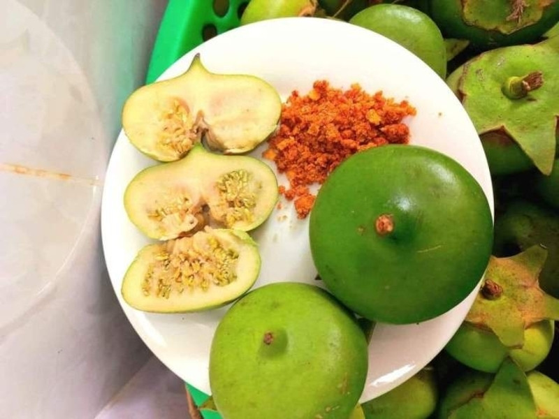  Trái bần có vị chua chua, bùi bùi rất khác lạ. Trước đây, người dân thường chấm cùng muối ớt ăn như một thứ quà vặt. Ảnh: Mia