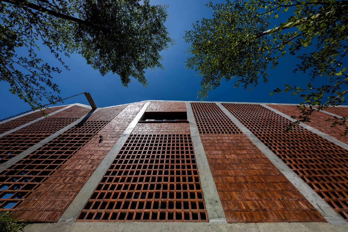 Vật liệu xây dựng chủ yếu của căn nhà là ngói nung và bê tông. Đây là loại vật liệu có độ bền cao cũng như khả năng cách nhiệt tốt. Ảnh: Hiroyuki Oki