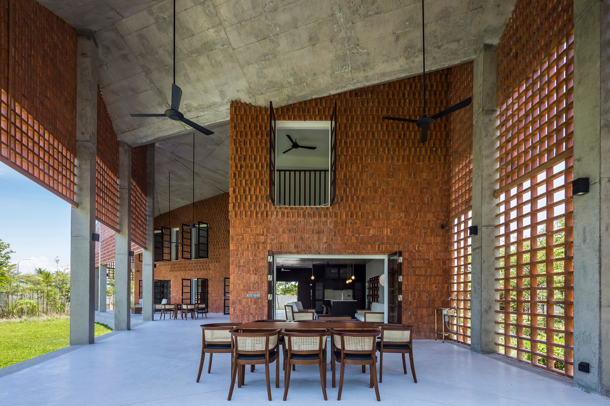 Tại không gian mở, gia chủ bố trí nhiều bàn ghế để các thành viên trong nhà có thể tận hưởng nắng và không khí trong lành. Ảnh: Hiroyuki Oki