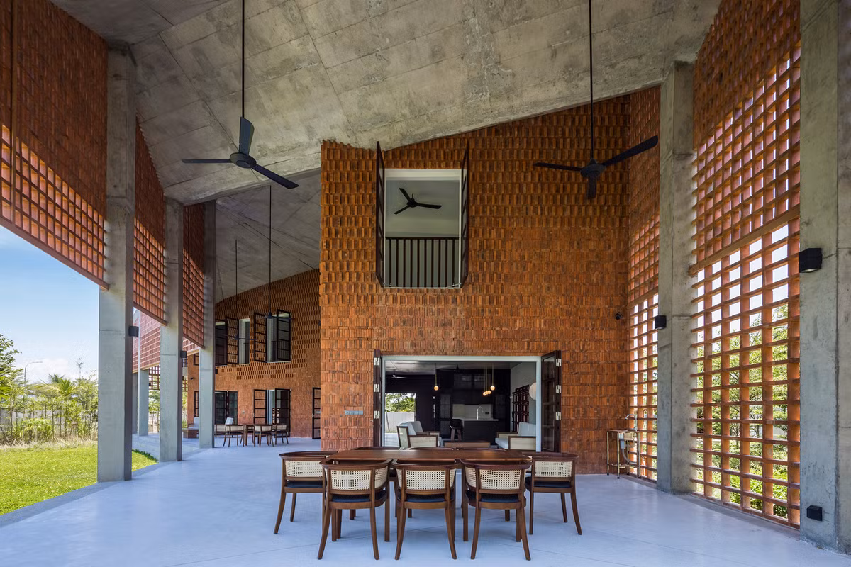 Tại không gian mở, gia chủ bố trí nhiều bàn ghế để các thành viên trong nhà có thể tận hưởng nắng và không khí trong lành. Ảnh: Hiroyuki Oki