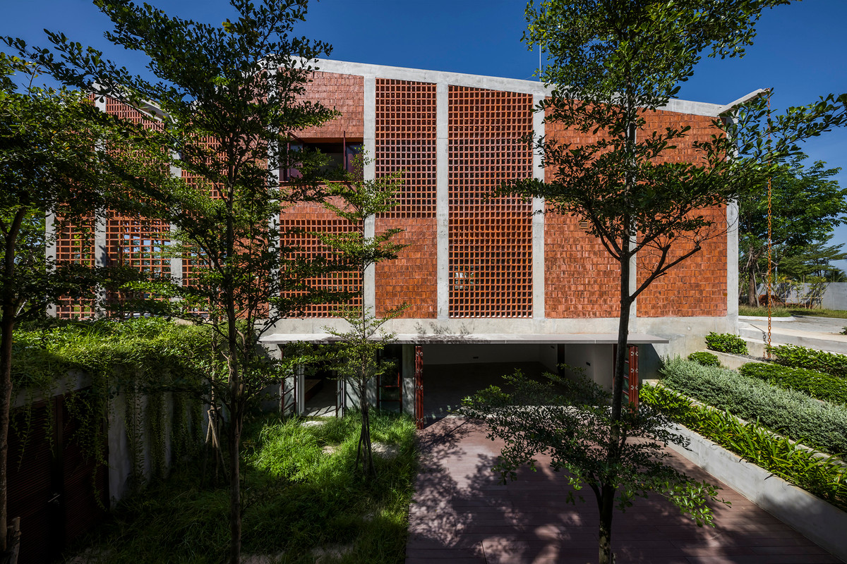 Thiết kế này khiến cho diện mạo của căn nhà bớt sự đơn điệu khi mặt tiền chỉ sử dụng gần như duy nhất một vật liệu xây dựng là gạch ngói nung. Ảnh: Hiroyuki Oki