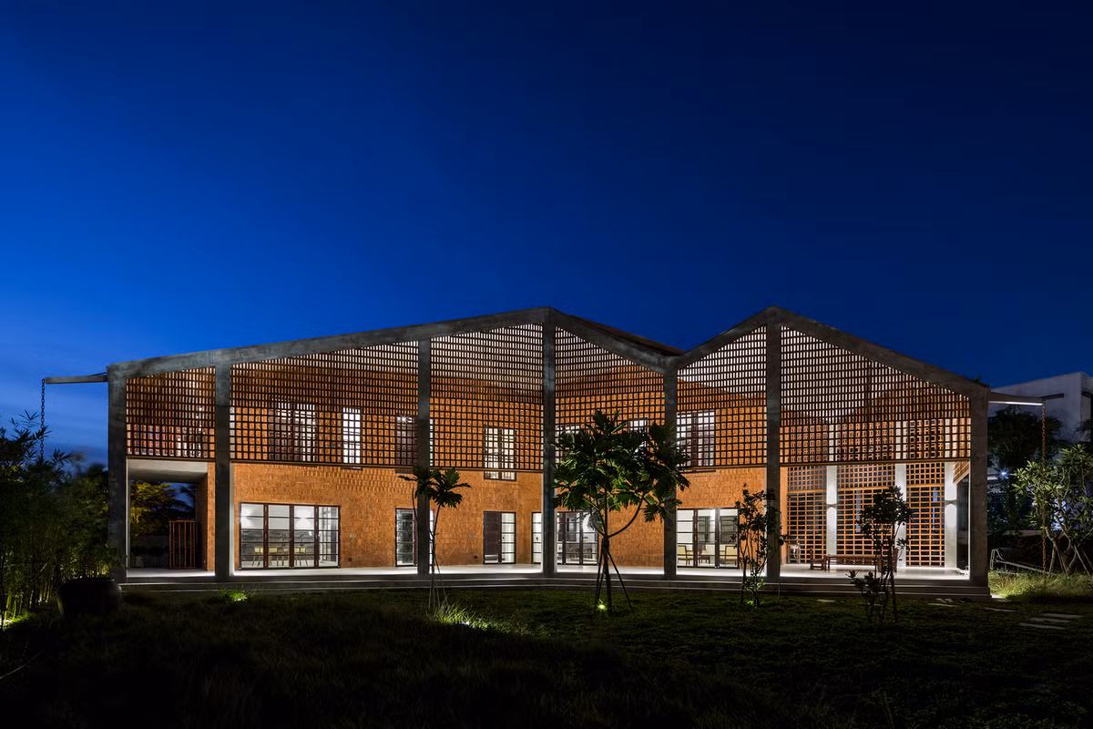 Vẻ đẹp ấn tượng của ngôi nhà vào buổi tối. Ảnh: Hiroyuki Oki