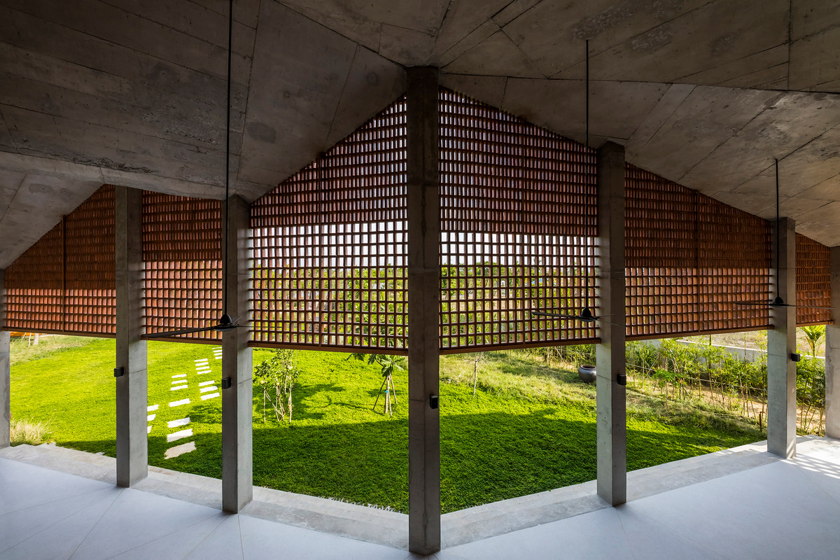 Gạch hoa gió được sử dụng nhằm mang đến không gian mở kết nối với thiên nhiên. Ảnh: Hiroyuki Oki