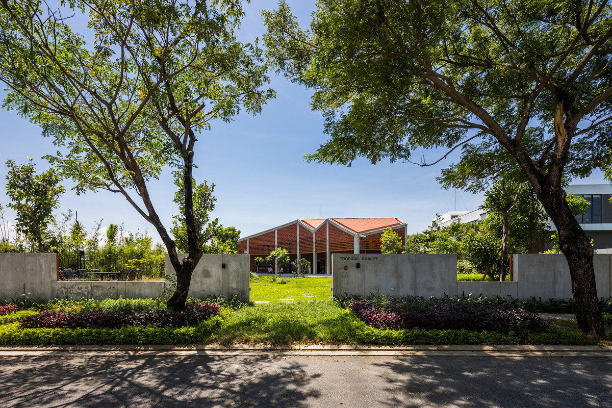 Ngoài yếu tố thẩm mỹ ngoài mặt tiền, thiết kế mái nhấp nhô độc đáo còn tạo ra những trải nghiệm đa dạng cho gia chủ trong mỗi không gian chức năng bên trong. Ảnh: Hiroyuki Oki