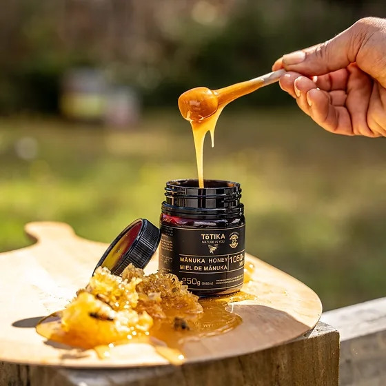 Hơn nữa, mật ong Manuka còn có khả năng tiêu diệt vi khuẩn kháng kháng sinh. Điều này khiến mật ong Manuka trở thành nguồn dược phẩm tự nhiên có giá trị cho y học. Ảnh: Happy Beekeeping