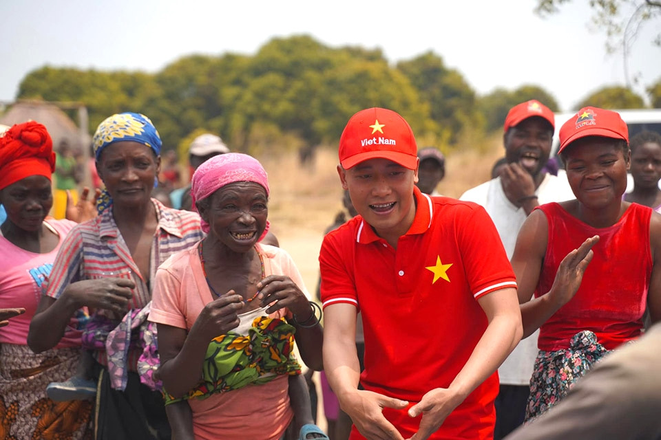 Sức ảnh hưởng của Quang Linh Vlogs không thua kém các nghệ sĩ nổi tiếng khi mọi bài đăng của anh đều thu hút hàng chục ngàn lượt tương tác. Vì vậy, kênh Youtube giúp Quang Linh cùng team kiếm được một khoản tiền lớn từ các bài đăng. Ảnh: Dân Việt