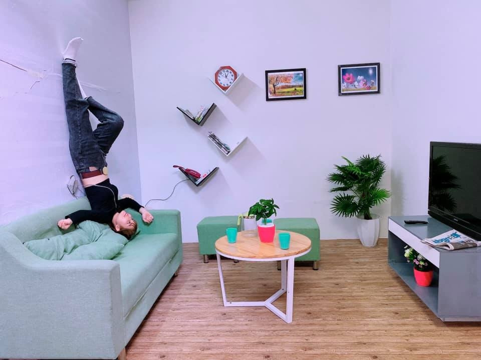 Căn nhà làm bằng vật liệu nhẹ và được sử dụng đinh, vít, keo dính đặc biệt để cố định trên trần nhà. Ảnh: LanghoaSadec