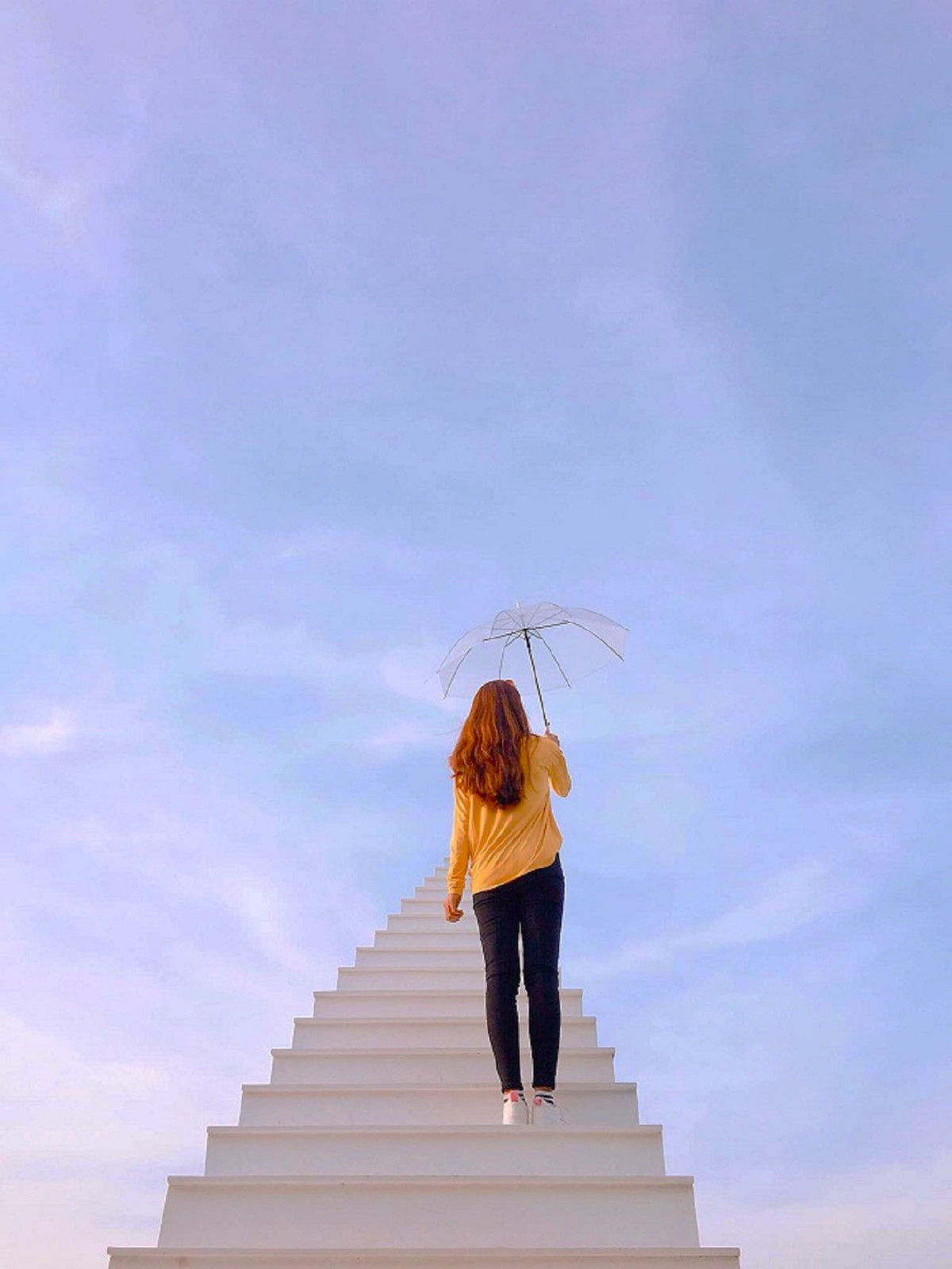 Thang trời trong khuôn viên của ngôi nhà là điểm thu hút nhiều bạn trẻ check in. Ảnh: Facebook