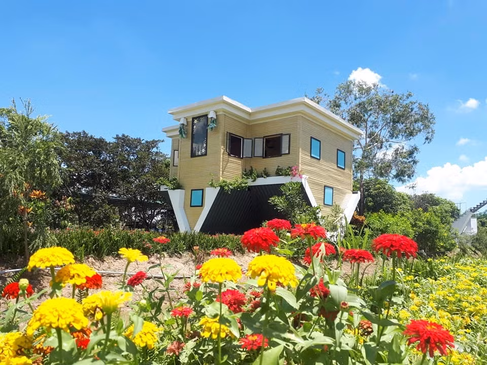 Căn nhà úp ngược có kết cấu chịu lực chắc chắn, sức chứa hơn 50 người. Ảnh: Facebook