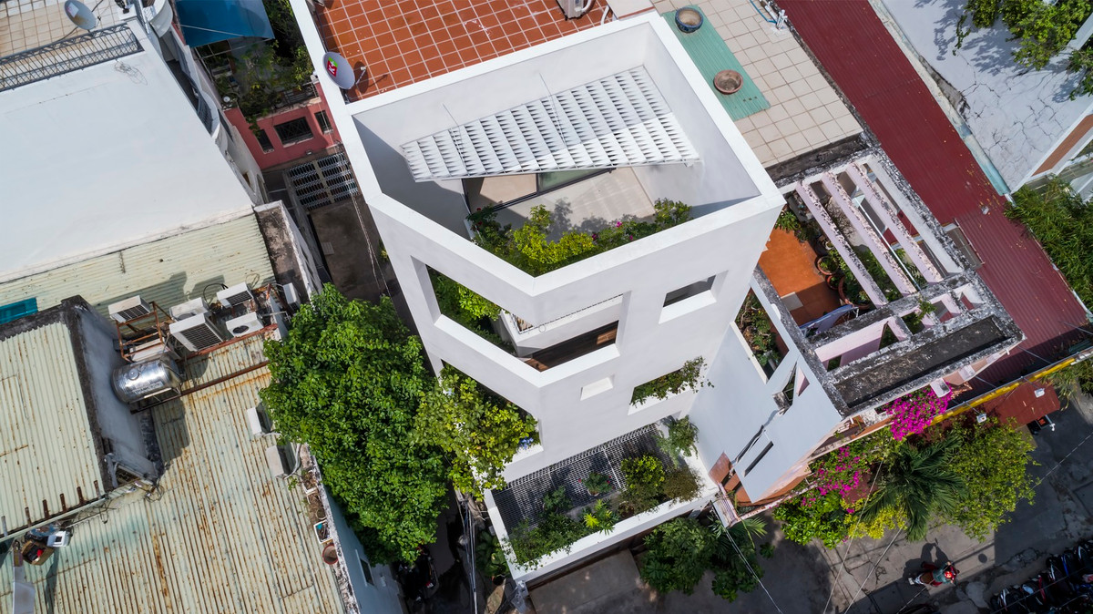 Do đó, khi thiết kế 140THL House, kiến trúc sư bố trí không gian bên trong ngăn cách với lớp vỏ xốp bên ngoài, tạo ra các vùng bóng mờ gián tiếp điều chỉnh nhiệt độ đồng thời giúp chống bụi và tiếng ồn. Ảnh: Hiroyuki Oki