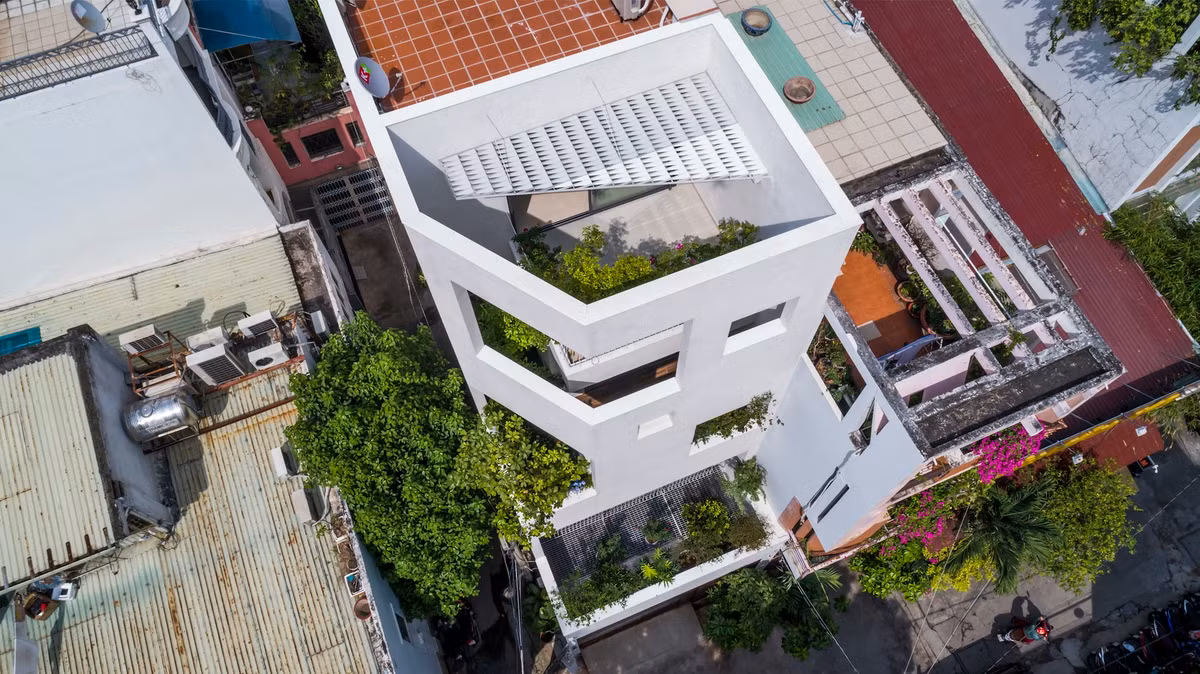 Do đó, khi thiết kế 140THL House, kiến trúc sư bố trí không gian bên trong ngăn cách với lớp vỏ xốp bên ngoài, tạo ra các vùng bóng mờ gián tiếp điều chỉnh nhiệt độ đồng thời giúp chống bụi và tiếng ồn. Ảnh: Hiroyuki Oki