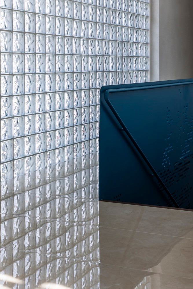 Việc sử dụng kính dày, nhiều lớp giúp đảm bảo nhiệt độ ổn định và giảm tiếng ồn đô thị. Ảnh: Hiroyuki Oki