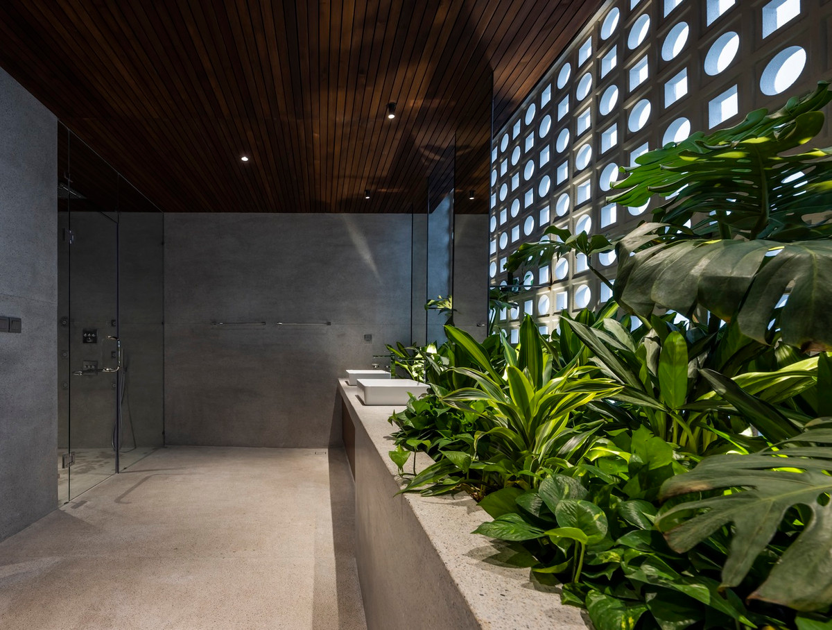 Phòng tắm thiết kế hiện đại, được tô điểm bởi cây xanh tựa như trong khu nghỉ dưỡng. Ảnh: Hiroyuki Oki