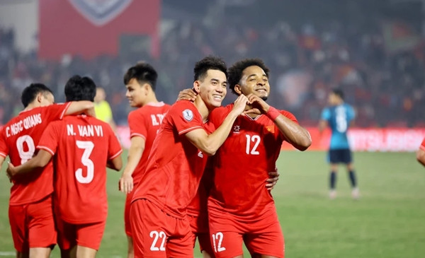 Để khích lệ tinh thần đội tuyển Việt Nam hướng đến mục tiêu cao nhất, Ngân hàng SHB do bầu Hiển làm Chủ tịch quyết định sẽ trao thưởng 2 tỷ đồng cho thầy trò HLV Kim Sang-sik nếu vô địch ASEAN Cup 2024. Ảnh: Vietnamnet