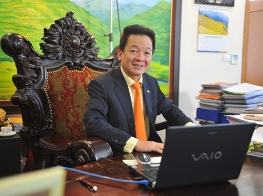 Sự giàu có của "đế chế" bầu Hiển còn thể hiện ở những đóng góp cho xã hội. Trong đại dịch COVID-19, tổng số tiền mà SHB và các doanh nghiệp của bầu Hiển ủng hộ, đóng góp lên tới hàng nghìn tỷ đồng. Ảnh: Nhipcaudautu