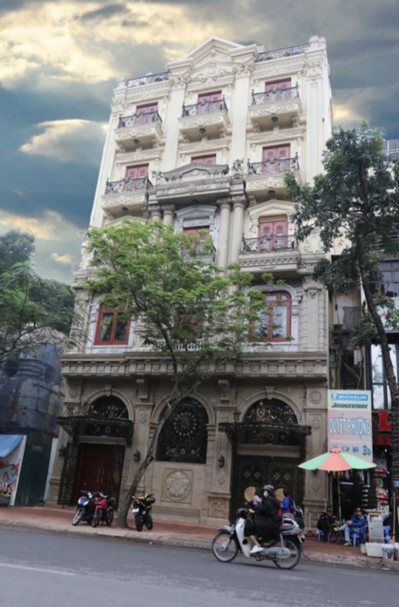 Chưa hết, gia đình bầu Hiển hiện sống trong căn biệt thự đồ sộ được ví như lâu đài nằm trên con phố sầm uất bậc nhất Hà thành. Ảnh: Trí thức trẻ