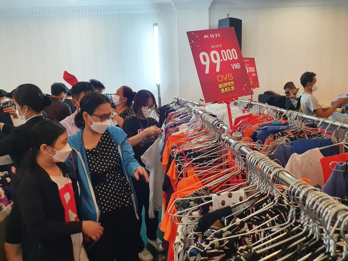 Trên thực tế, việc mua nhiều hàng để nhận chiết khấu là một cái bẫy của người bán. Do đó, nếu không có nhu cầu dùng đến, đừng vì tiếc vài cái mã giảm giá mà mang về những món đồ linh tinh, không cần thiết. Ảnh: Dân Việt