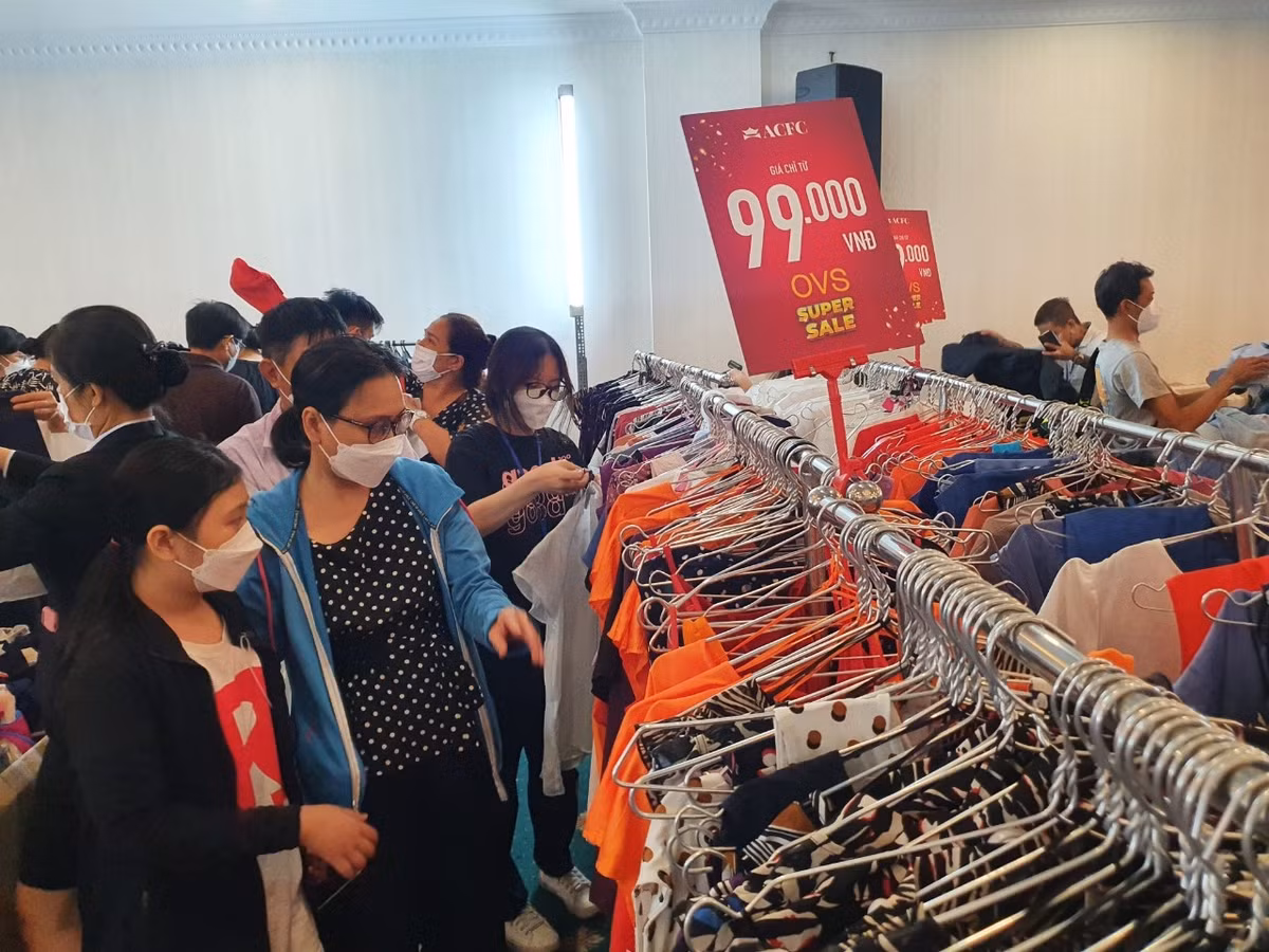 Trên thực tế, việc mua nhiều hàng để nhận chiết khấu là một cái bẫy của người bán. Do đó, nếu không có nhu cầu dùng đến, đừng vì tiếc vài cái mã giảm giá mà mang về những món đồ linh tinh, không cần thiết. Ảnh: Dân Việt