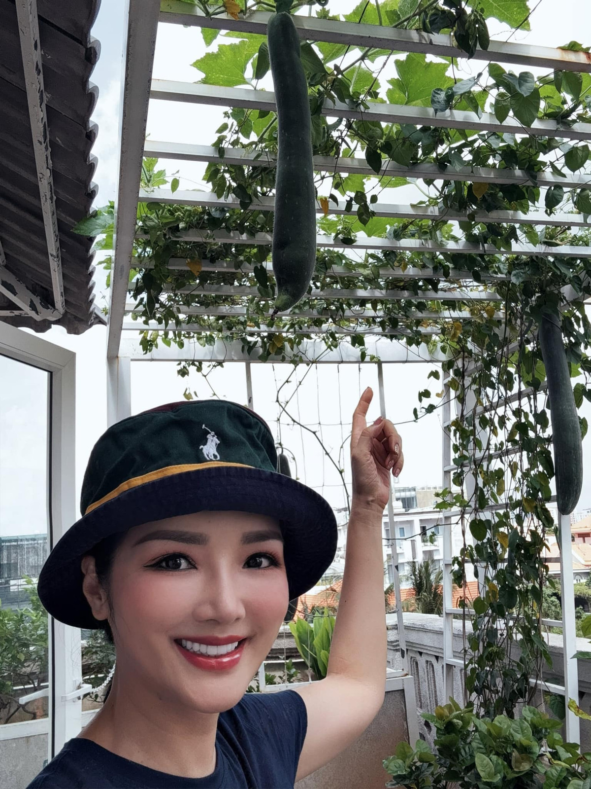 Trong nhà, Giáng My trồng nhiều hoa trái như một khu nghỉ dưỡng thu nhỏ. Ảnh: FB Giang My Nguyen