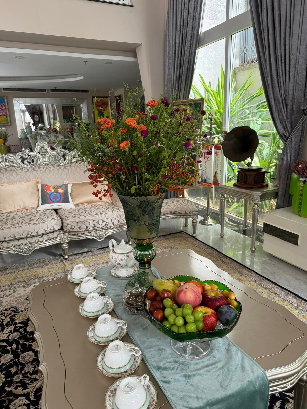 Biệt thự được người đẹp trang hoàng theo phong cách châu Âu, gồm 4 tầng lầu. Ảnh: FB Giang My Nguyen