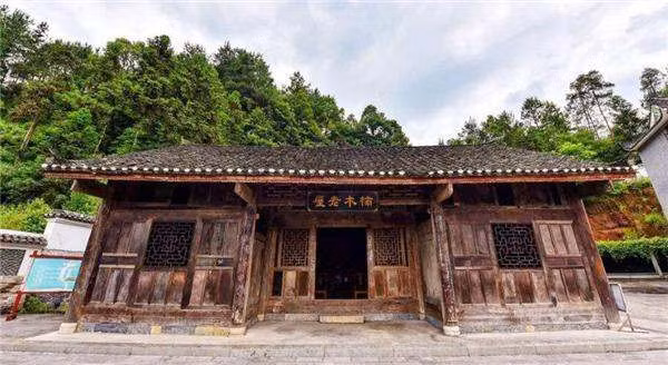 Căn nhà mang kiến trúc đặc trưng của vùng Tứ Xuyên, bao gồm 30 cột gỗ được nối với nhau bằng mộng. Ảnh; 163