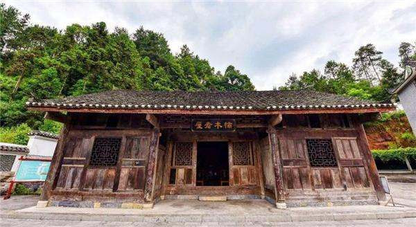 Căn nhà mang kiến trúc đặc trưng của vùng Tứ Xuyên, bao gồm 30 cột gỗ được nối với nhau bằng mộng. Ảnh; 163