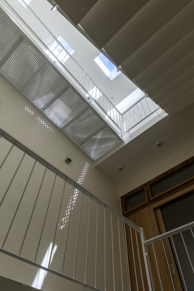 Để giải quyết nhược điểm lô đất dài và hẹp, kiến trúc sư đưa ra ý tưởng phân chia không gian dọc theo căn nhà và sử dụng các không gian chung làm lối đi lưu thông. Ảnh: Paul Phan