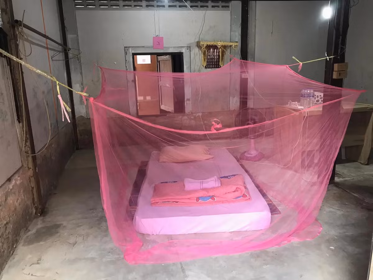 Ngôi nhà làm bằng gỗ là tài sản do người chú để lại và chủ nhân quyết định dùng nó để kinh doanh. Ảnh: Says