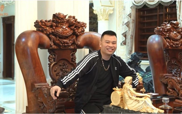 Chủ nhân của ngôi nhà là anh Lê Kim Thu - một doanh nhân giàu có ở Thanh Hóa. Căn nhà được xây dựng và bài trí theo phong cách cá nhân của gia chủ. Ảnh chụp màn hình NhaTo