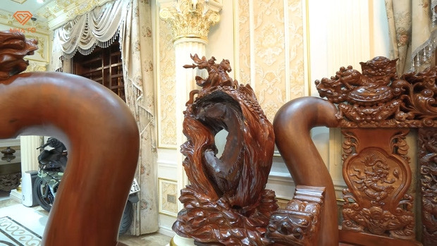 Gia chủ không tiết lộ giá, chỉ hé lộ rằng những đồ gỗ trong nhà đều thuộc dạng hiếm, không chỉ bỏ tiền mua mà phải có cơ duyên mới có thể sở hữu được. Ảnh chụp màn hình NhaTo