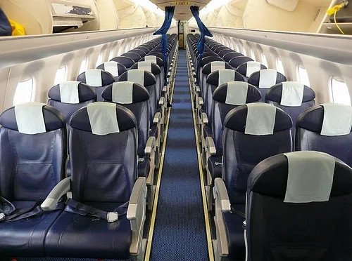 Máy bay Embraer 190 có khoảng 100 chỗ ngồi và đang cạnh tranh với những máy bay phản lực nhỏ như Bombardier CRJ-1000, Boeing 717-200 và 737-600, Airbus A318. Ảnh: Grandnat's Blog