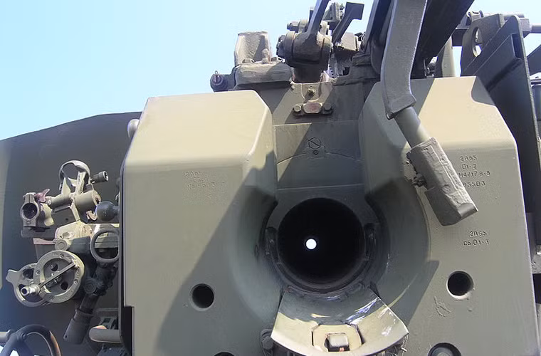 Để tăng cường tốc độ bắn và giảm số người trong khẩu đội, pháo được trang bị hai máy đẩy lò xo để đẩy và nạp đạn. Nguồn ảnh: Wikipedia