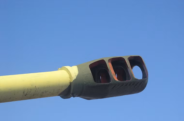 Nòng pháo 152mm được lắp loa giảm giật ba khoang và cơ chế nạp đạn pháo bán tự động với đầu đạn và liều phóng nạp riêng rẽ, thiết bị giảm giật thủy lực và bộ phận làm mát bằng chất lỏng cho thiết bị giảm giật. Nguồn ảnh: Wikipedia