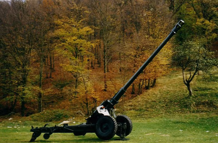 2A65 Msta-B chính thức đưa vào biên chế Lục quân Liên Xô năm 1987. Không giống như các kiểu pháo trước đây, 2A65 không được xuất khẩu ra nước ngoài mà chủ yếu có mặt trong quân đội các nước cộng hòa của Liên Xô (cũ). Nguồn ảnh: Wikipedia