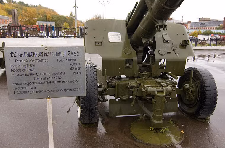 Ở mỗi bên càng pháo có một bánh xe nhỏ, dùng để di chuyển tới vị trí bắn, pháo thủ sẽ đỡ nặng nhọc hơn mà không phải thay đổi càng pháo. Khi đã ổn định phần tử bắn, bánh xe sẽ được gập 180 độ lên thân càng. Nguồn ảnh: Wikipedia