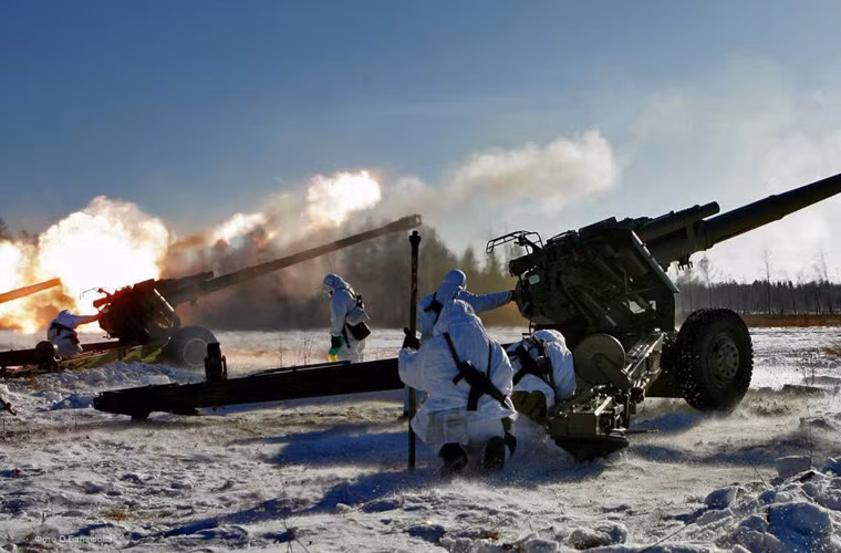 Về đạn pháo, 2A65 MSTA-B bắn chung loại đạn với pháo tự hành MSTA-S, trong đó là đạn nổ OF-45 nặng 43,56kg tầm bắn 24,7km, đi kèm với liều phóng OF72 (bắn tầm xa), OF58 (liều đủ) and OF73 (liều giảm). Ngoài ra đạn pháo OF-45 có thể gắn thiết bị đẩy để tăng tầm bắn lên 29km. Nguồn ảnh: Wikipedia